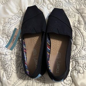 Black TOMS shoes